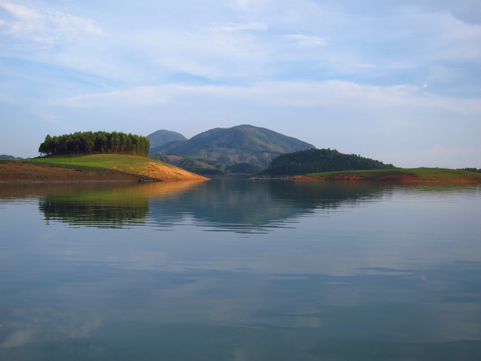https://mdw-travel-data-us-east-1.s3.amazonaws.com/img/country/Vietnam/Thac-Ba-Lake/img_02.jpg