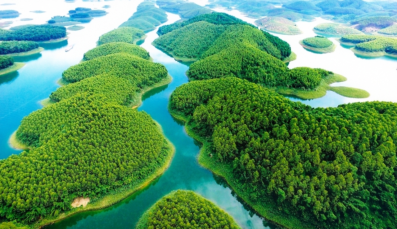 https://mdw-travel-data-us-east-1.s3.amazonaws.com/img/country/Vietnam/Thac-Ba-Lake/img_03.jpg