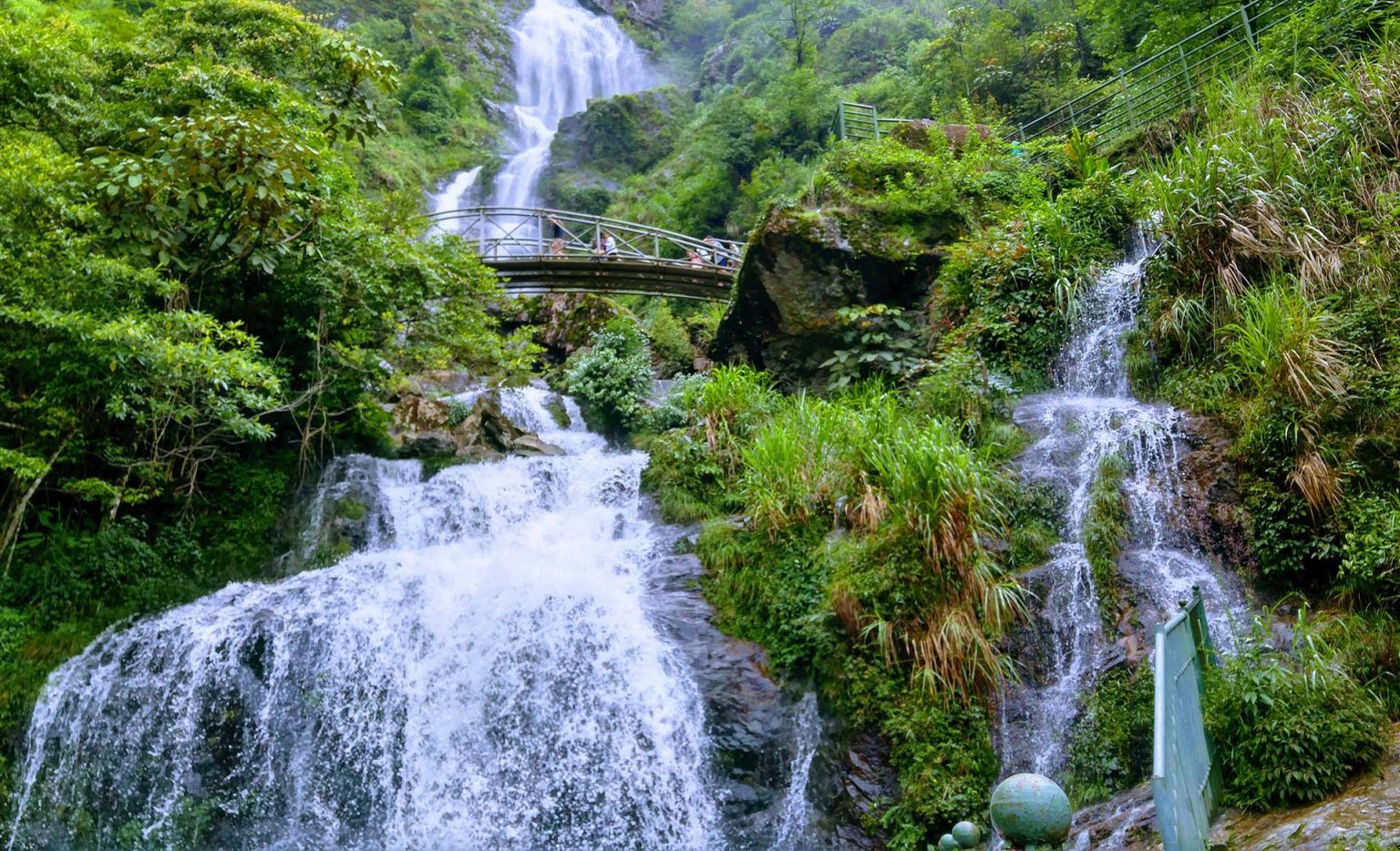 https://mdw-travel-data-us-east-1.s3.amazonaws.com/img/country/Vietnam/Thac-Bac-Waterfall/img_00.jpg