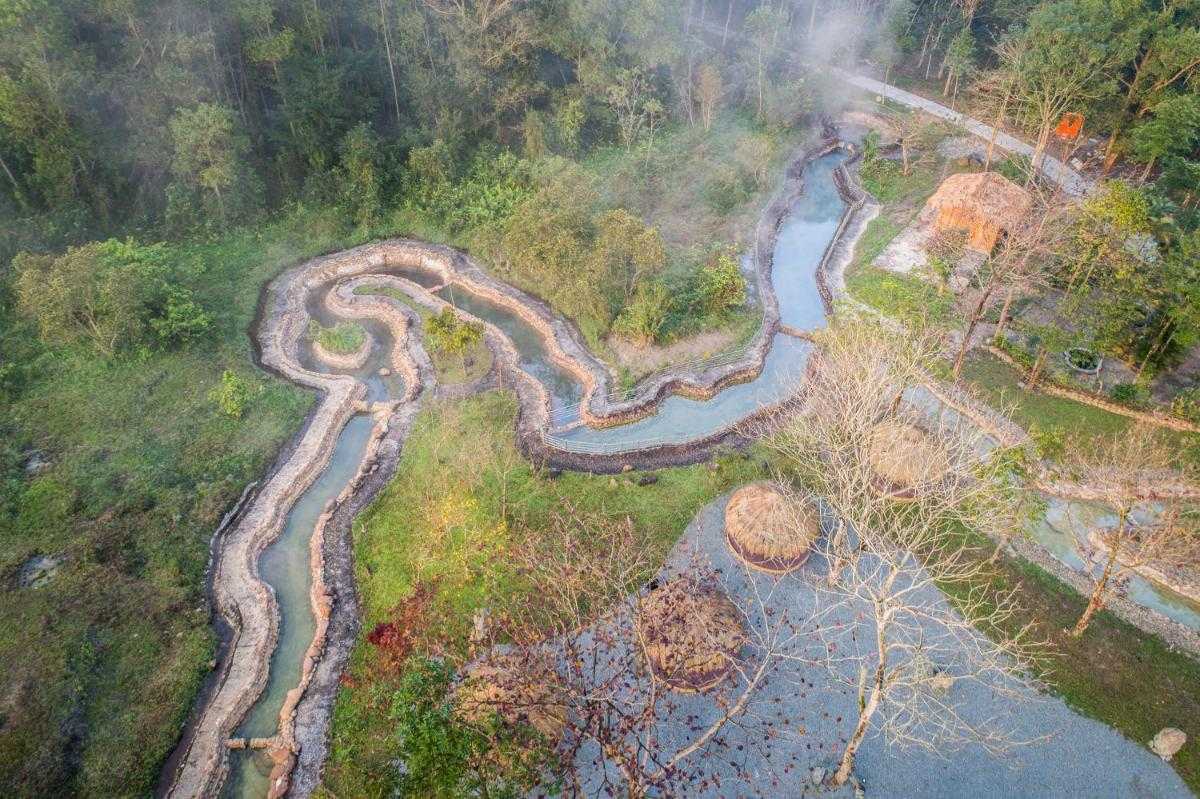 https://mdw-travel-data-us-east-1.s3.amazonaws.com/img/country/Vietnam/Thanh-Tan-Hot-Springs/img_01.jpg