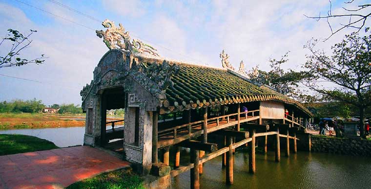https://mdw-travel-data-us-east-1.s3.amazonaws.com/img/country/Vietnam/Thanh-Toan-Bridge/img_03.jpg