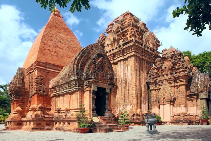 https://mdw-travel-data-us-east-1.s3.amazonaws.com/img/country/Vietnam/Thap-Ba-Ponagar/img_01.jpg