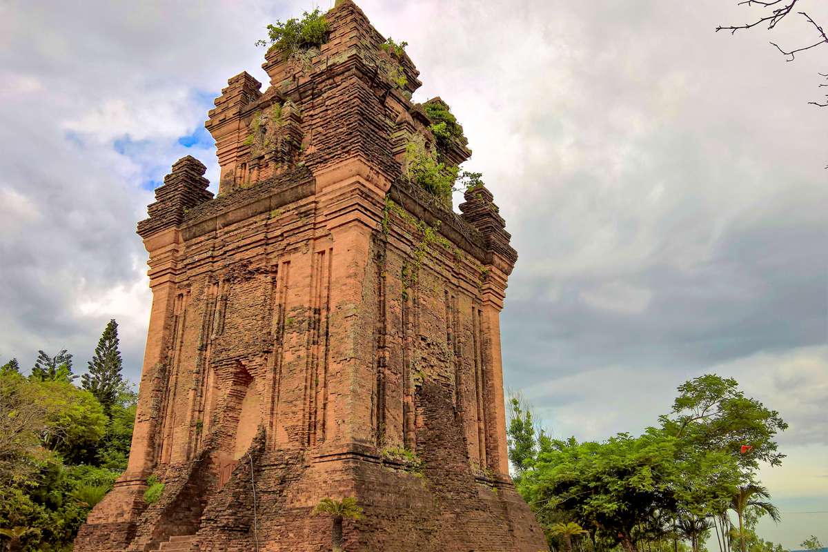 https://mdw-travel-data-us-east-1.s3.amazonaws.com/img/country/Vietnam/Thap-Cham-Tower/img_00.jpg
