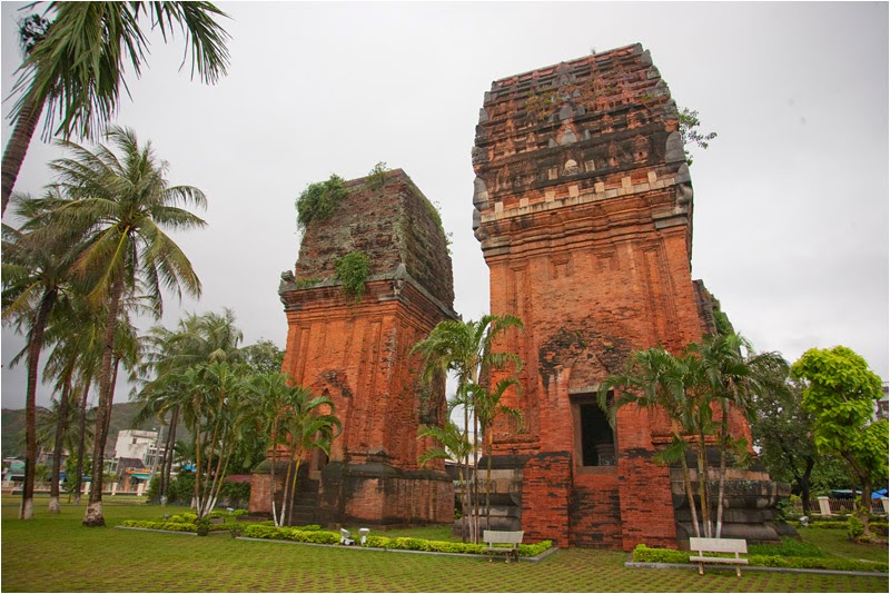 https://mdw-travel-data-us-east-1.s3.amazonaws.com/img/country/Vietnam/Thap-Doi-Towers/img_02.jpg