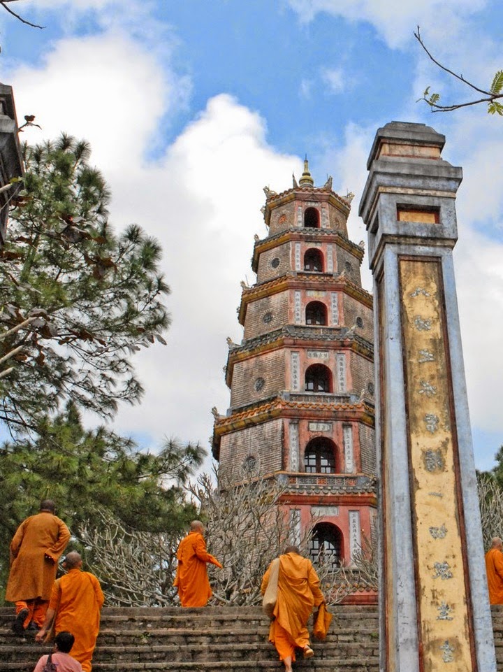 https://mdw-travel-data-us-east-1.s3.amazonaws.com/img/country/Vietnam/Thien-Mu-Pagoda/img_01.jpg