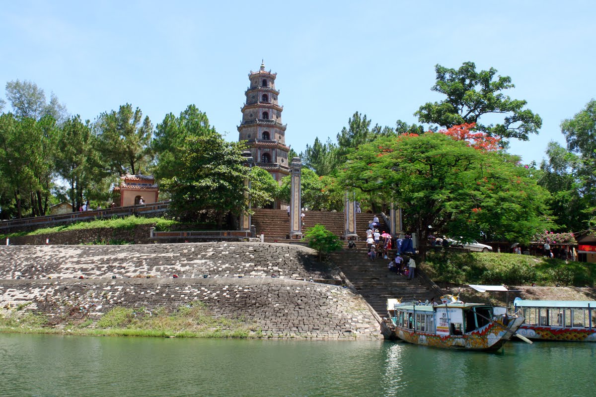https://mdw-travel-data-us-east-1.s3.amazonaws.com/img/country/Vietnam/Thien-Mu-Pagoda/img_02.jpg