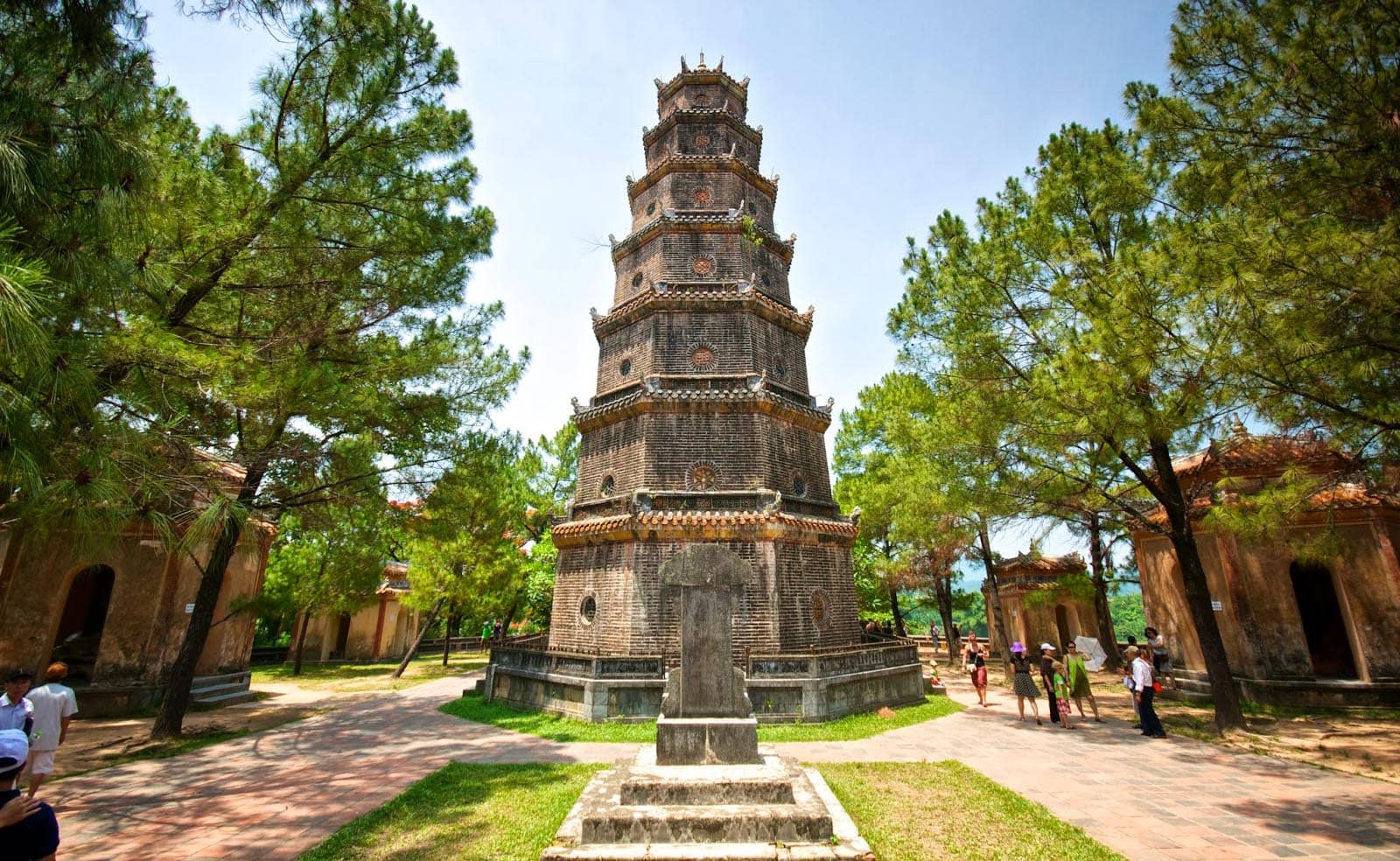 https://mdw-travel-data-us-east-1.s3.amazonaws.com/img/country/Vietnam/Thien-Mu-Pagoda/img_03.jpg