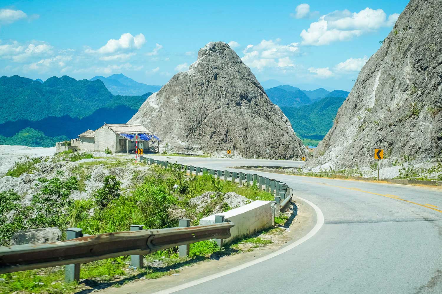 https://mdw-travel-data-us-east-1.s3.amazonaws.com/img/country/Vietnam/Thung-Khe-Pass/img_05.jpg