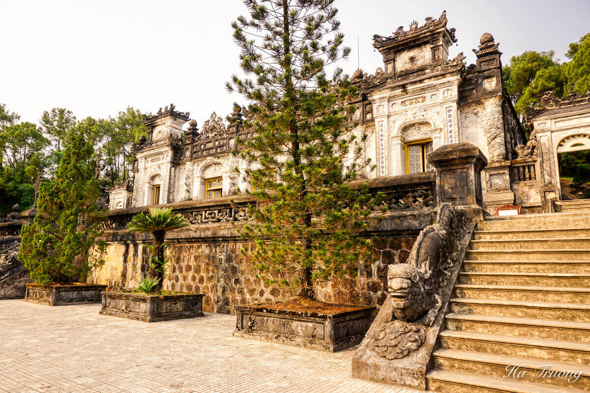 https://mdw-travel-data-us-east-1.s3.amazonaws.com/img/country/Vietnam/Tomb-of-Khai-Dinh/img_00.jpg