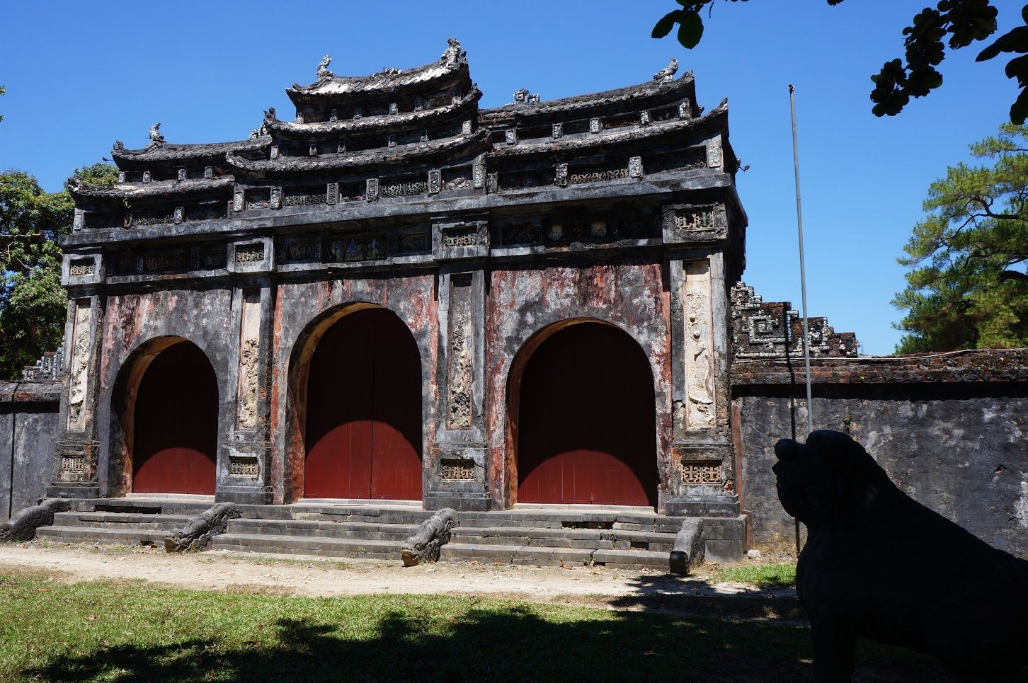 https://mdw-travel-data-us-east-1.s3.amazonaws.com/img/country/Vietnam/Tomb-of-Minh-Mang/img_02.jpg