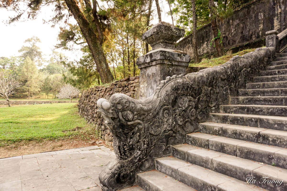 https://mdw-travel-data-us-east-1.s3.amazonaws.com/img/country/Vietnam/Tomb-of-Minh-Mang/img_03.jpg