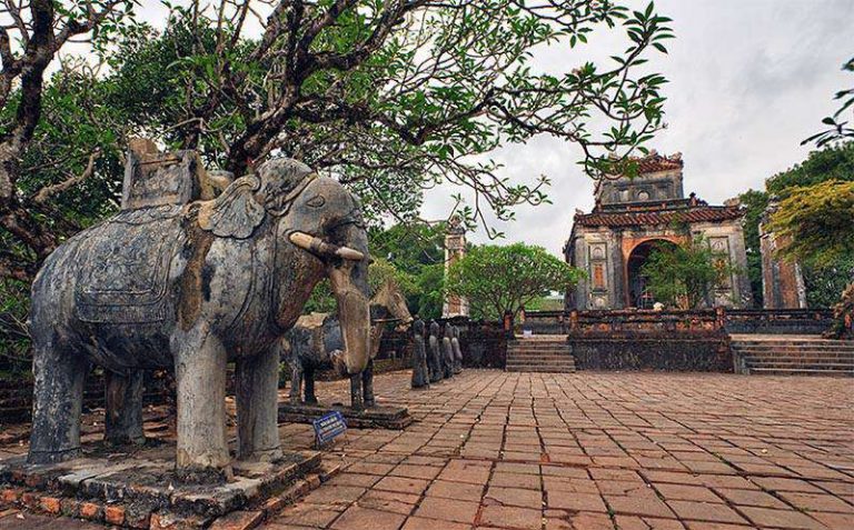 https://mdw-travel-data-us-east-1.s3.amazonaws.com/img/country/Vietnam/Tomb-of-Tu-Duc/img_01.jpg