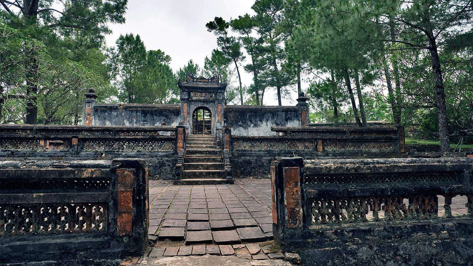 https://mdw-travel-data-us-east-1.s3.amazonaws.com/img/country/Vietnam/Tomb-of-Tu-Duc/img_02.jpg