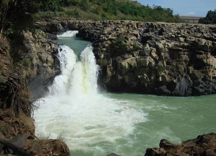 https://mdw-travel-data-us-east-1.s3.amazonaws.com/img/country/Vietnam/Trinh-Nu-Waterfall/img_01.jpg