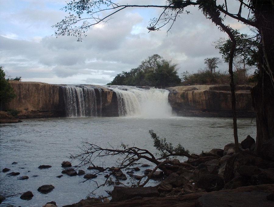 https://mdw-travel-data-us-east-1.s3.amazonaws.com/img/country/Vietnam/Trinh-Nu-Waterfall/img_02.jpg