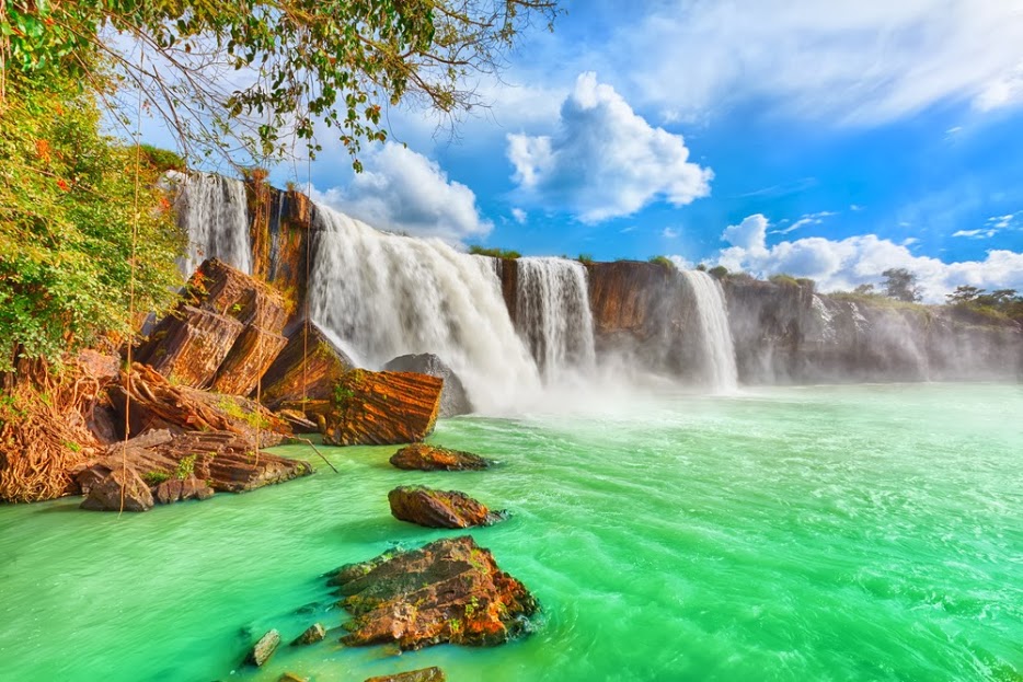 https://mdw-travel-data-us-east-1.s3.amazonaws.com/img/country/Vietnam/Trinh-Nu-Waterfall/img_03.jpg
