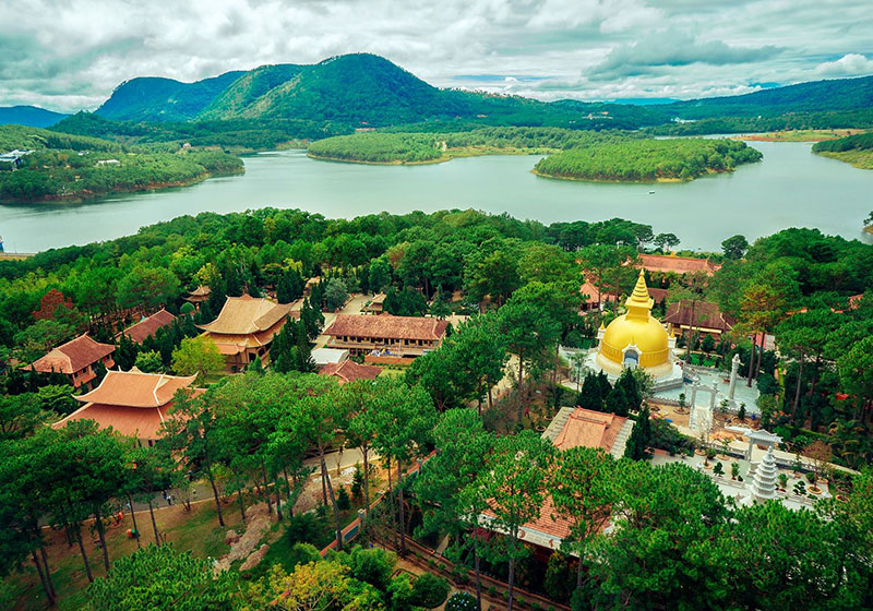 https://mdw-travel-data-us-east-1.s3.amazonaws.com/img/country/Vietnam/Truc-Lam-Monastery/img_01.jpg