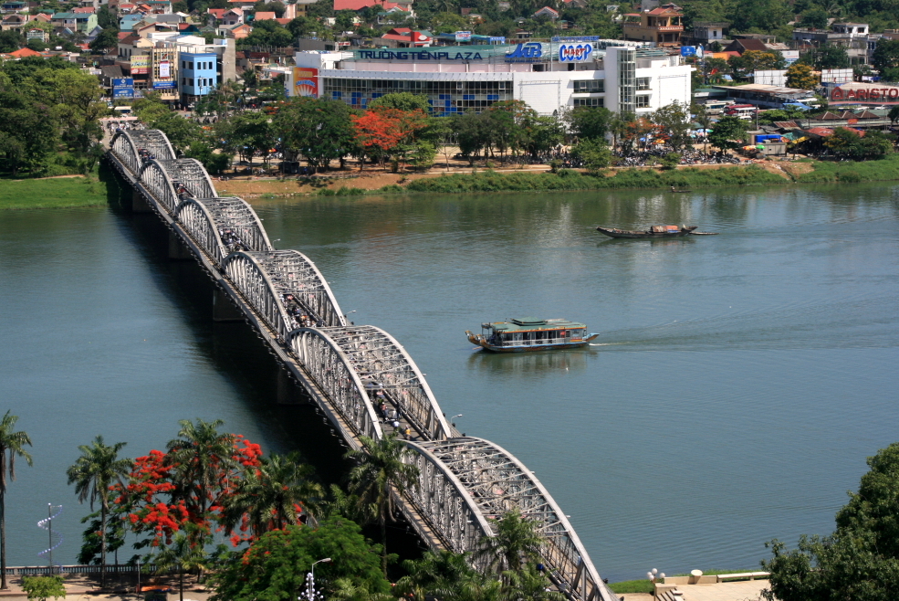 https://mdw-travel-data-us-east-1.s3.amazonaws.com/img/country/Vietnam/Truong-Tien-Bridge/img_01.jpg