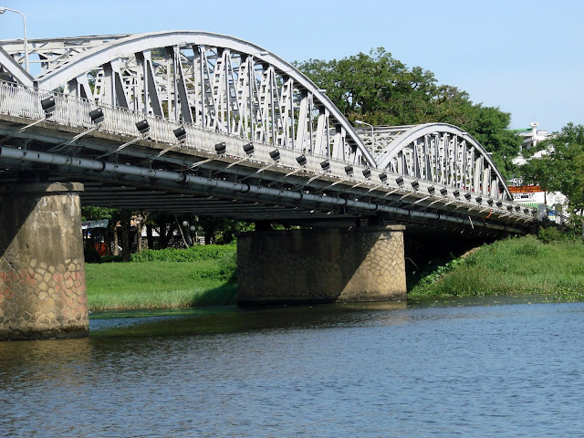https://mdw-travel-data-us-east-1.s3.amazonaws.com/img/country/Vietnam/Truong-Tien-Bridge/img_02.jpg
