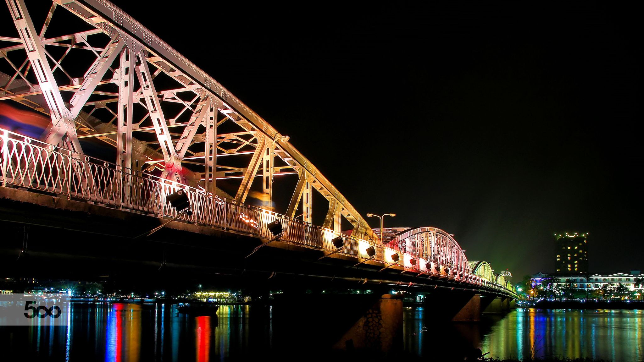 https://mdw-travel-data-us-east-1.s3.amazonaws.com/img/country/Vietnam/Truong-Tien-Bridge/img_03.jpg