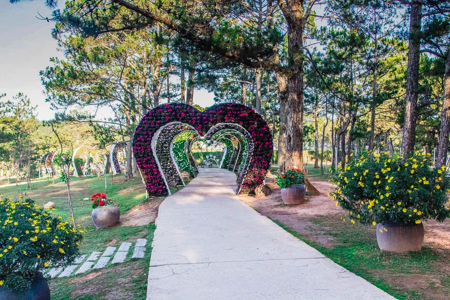 https://mdw-travel-data-us-east-1.s3.amazonaws.com/img/country/Vietnam/Valley-of-Love/img_00.jpg