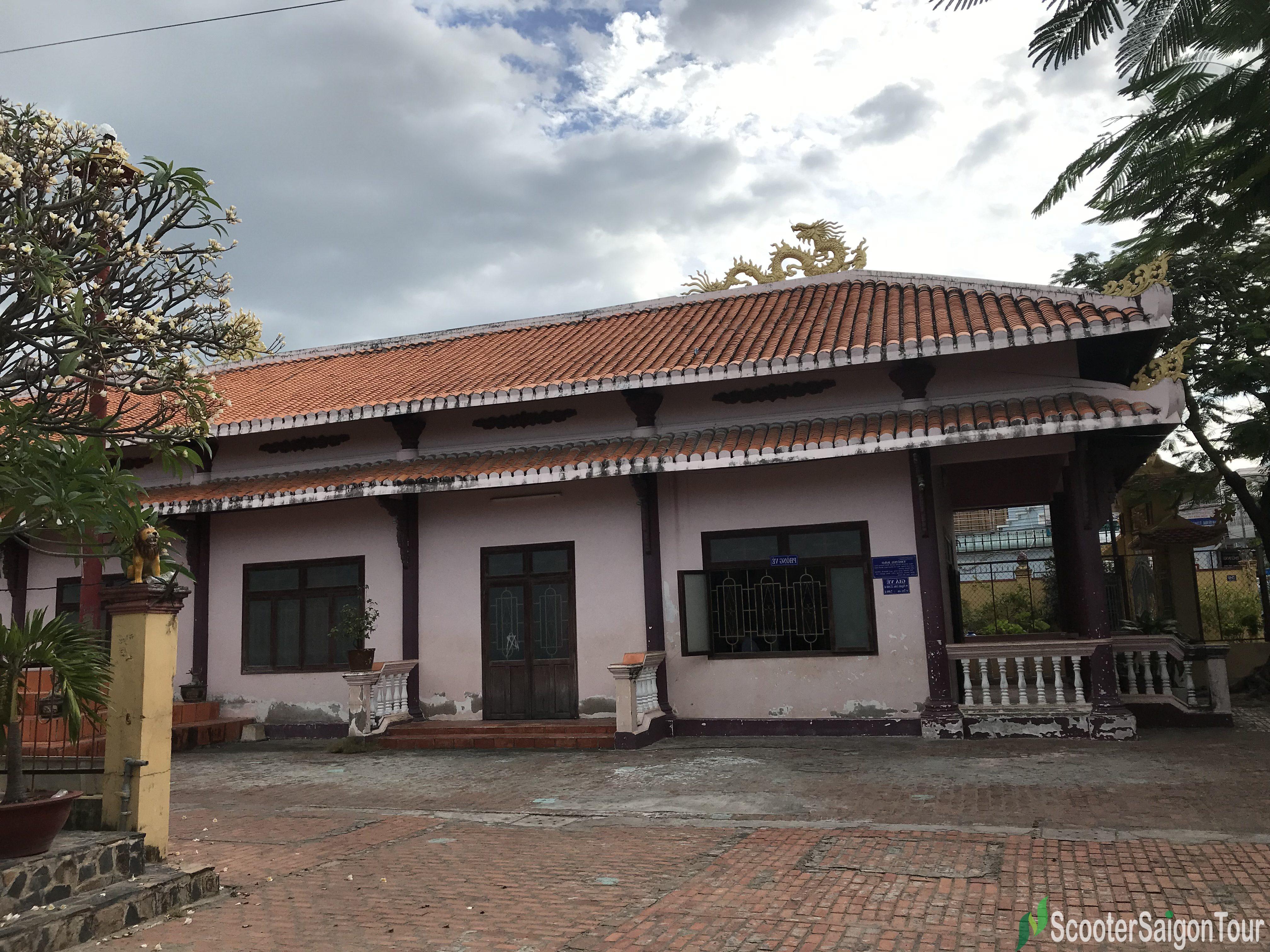 https://mdw-travel-data-us-east-1.s3.amazonaws.com/img/country/Vietnam/Van-Thuy-Tu-Temple/img_01.jpg