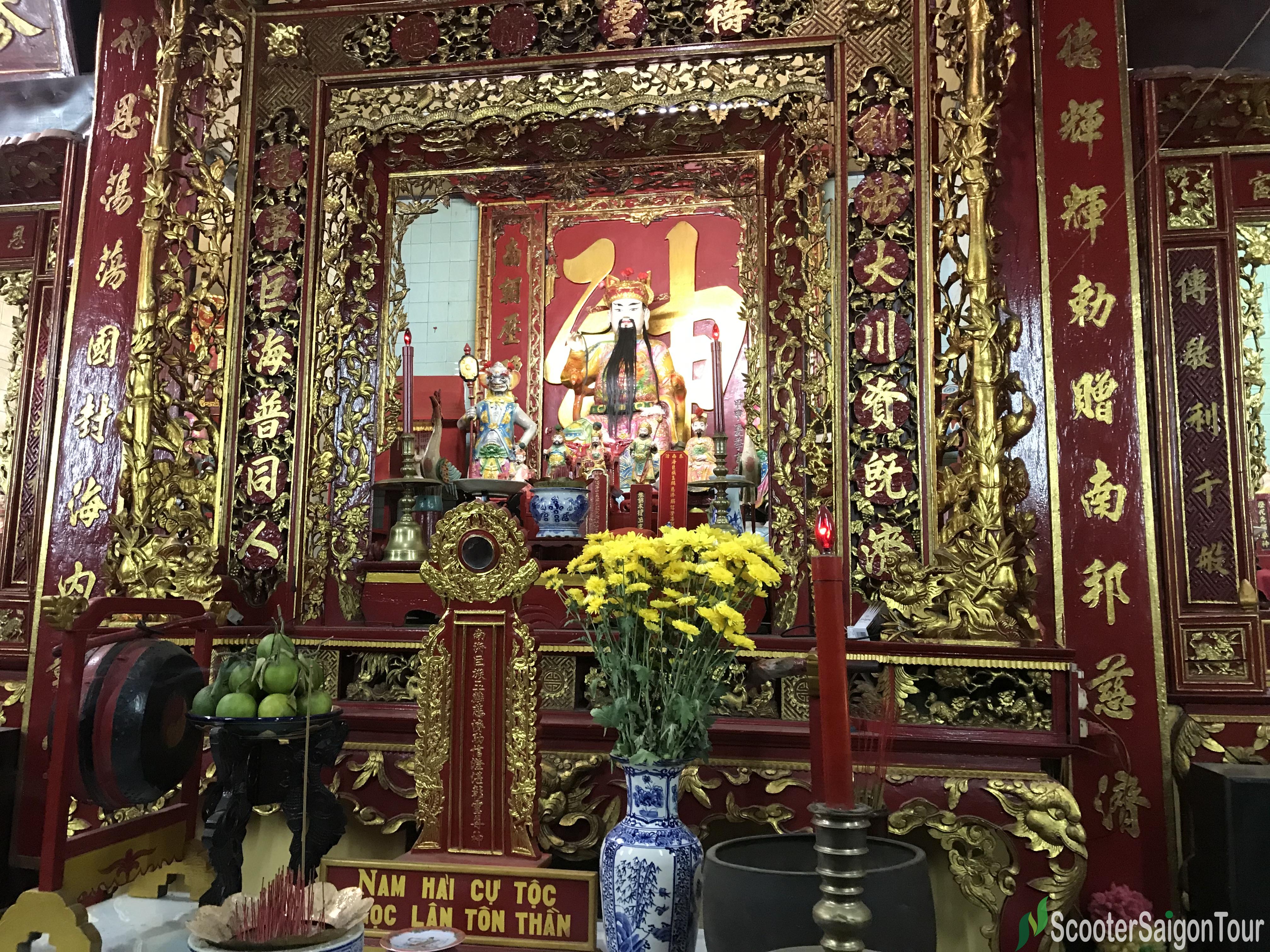 https://mdw-travel-data-us-east-1.s3.amazonaws.com/img/country/Vietnam/Van-Thuy-Tu-Temple/img_02.jpg