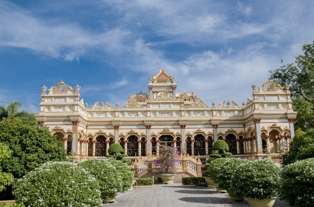 https://mdw-travel-data-us-east-1.s3.amazonaws.com/img/country/Vietnam/Vinh-Trang-Pagoda/img_01.jpg