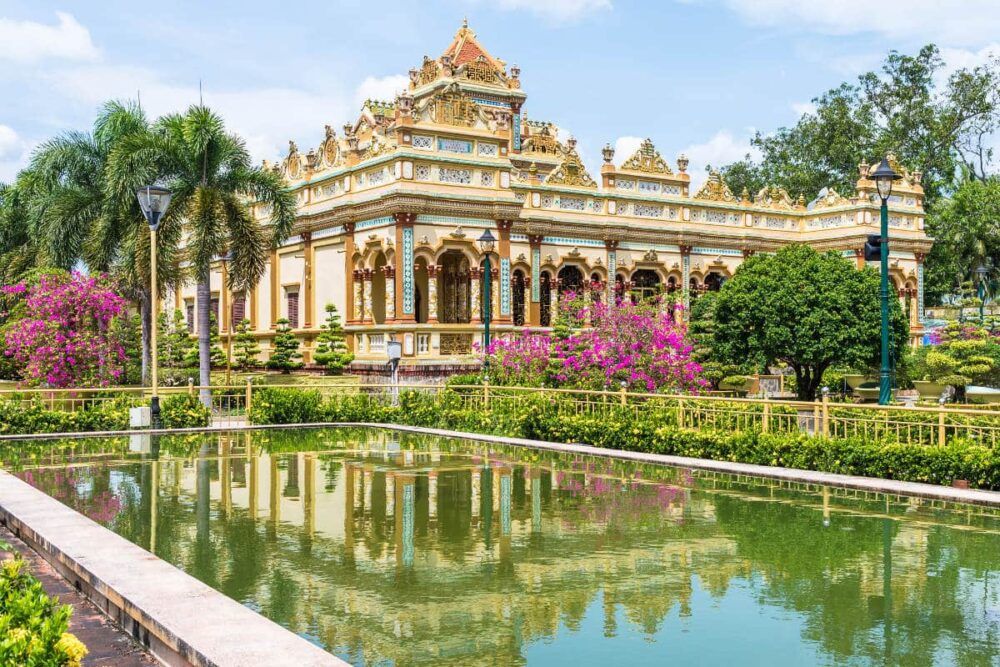 https://mdw-travel-data-us-east-1.s3.amazonaws.com/img/country/Vietnam/Vinh-Trang-Temple/img_00.jpg