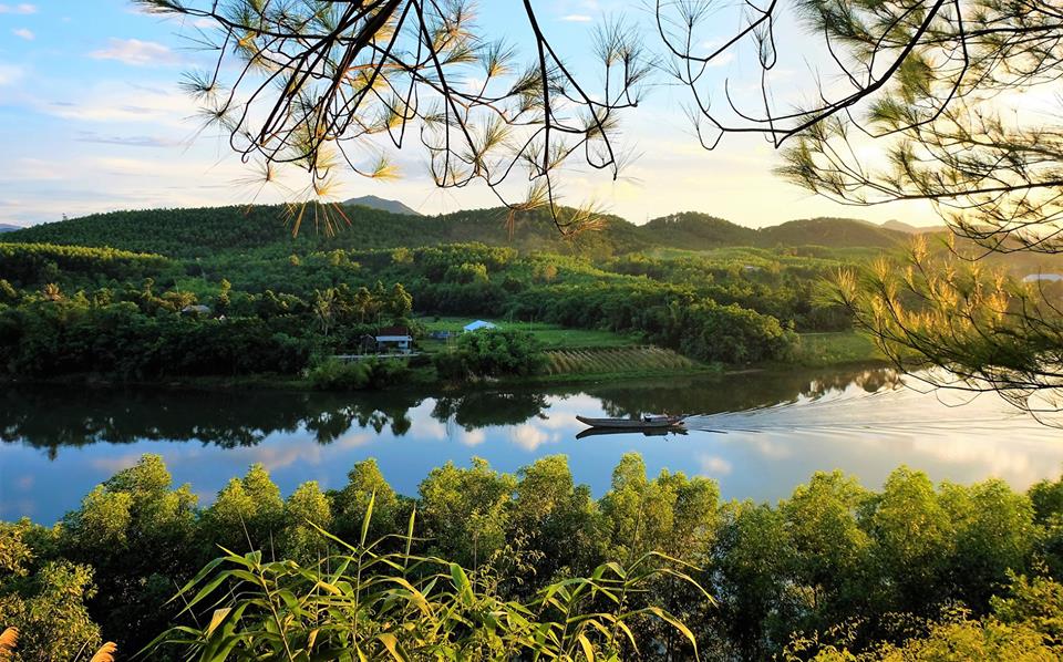 https://mdw-travel-data-us-east-1.s3.amazonaws.com/img/country/Vietnam/Vong-Canh-Hill/img_01.jpg