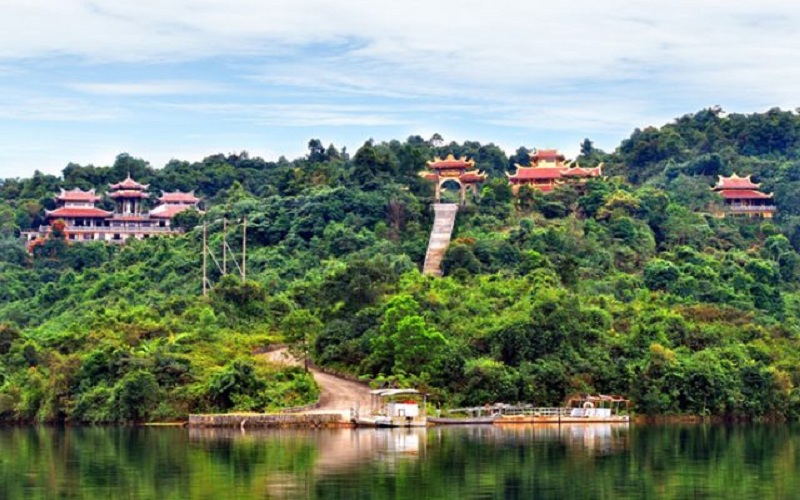 https://mdw-travel-data-us-east-1.s3.amazonaws.com/img/country/Vietnam/Vong-Canh-Hill/img_02.jpg