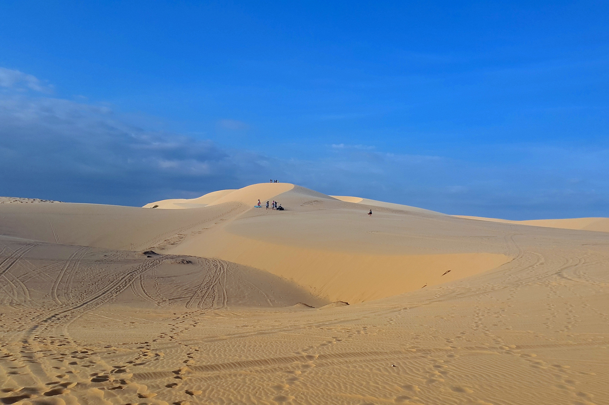 https://mdw-travel-data-us-east-1.s3.amazonaws.com/img/country/Vietnam/White-Sand-Dunes/img_01.jpg
