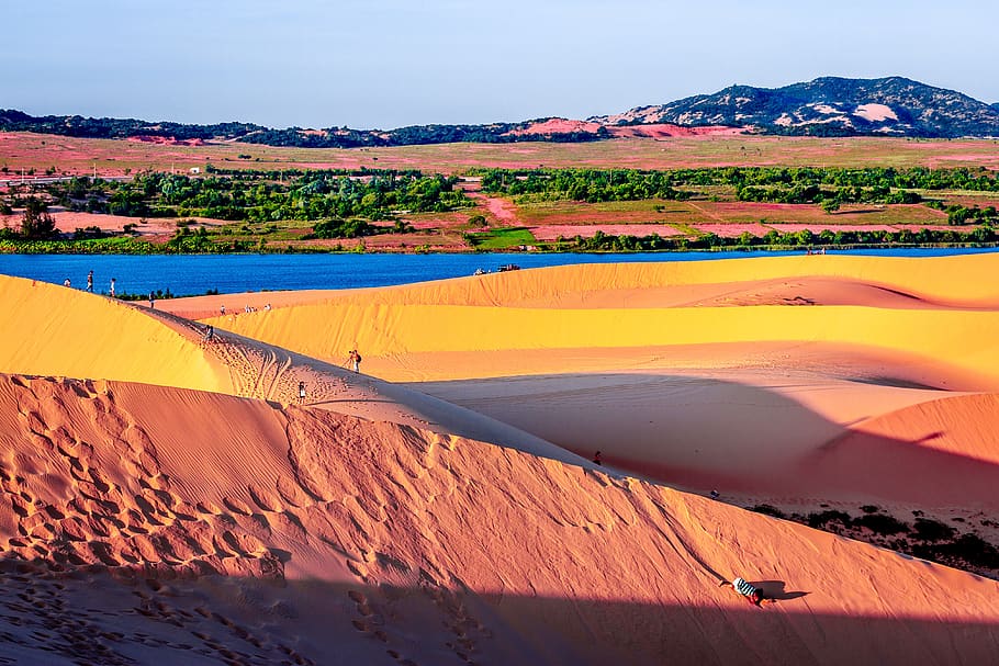 https://mdw-travel-data-us-east-1.s3.amazonaws.com/img/country/Vietnam/White-Sand-Dunes/img_02.jpg