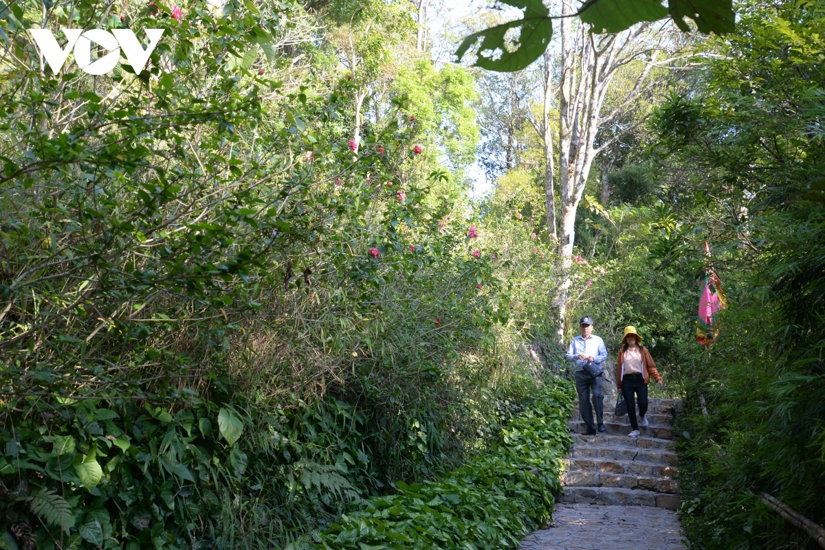 https://mdw-travel-data-us-east-1.s3.amazonaws.com/img/country/Vietnam/Yen-Tu-Mountain/img_01.jpg